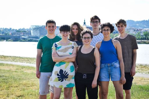  Der frisch gewählte Vorstand der Jungen Linken: Simon Neuhold,
Tanja Reiter, Valentin Winkler, Tobias Kohlberger, Flora Petrik,
Sarah Pansy und Miriam Frauenlob (v.l.n.r.).