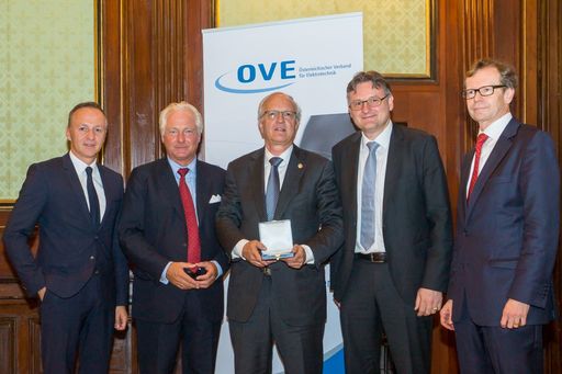 OVE-Präsidium und Generalsekretär: Dipl.-Ing. Mag.
(FH) Gerhard Christiner (APG Austrian Power Grid), Dr. Kari Kapsch
(Kapsch Group), Dr. Franz Hofbauer, MBA (APG Austrian Power Grid),
Prof. Dr. Andreas Kugi (TU Wien), Dipl.-Ing. Peter Reichel (OVE)
(v.l.)