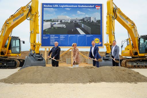 Spatenstich für neues LIDL Logistikzentrum
Großebersdorf (v.l.n.r.): Herbert Gschwindl (Wirtschaftsbund
Niederösterreich), Johanna Mikl-Leitner (Landeshauptfrau
Niederösterreich), Christian Schug (Vorsitzender der
Geschäftsleitung bei Lidl Österreich), Matthias Raßbach
(Geschäftsleiter Zentralbereiche Lidl Österreich)