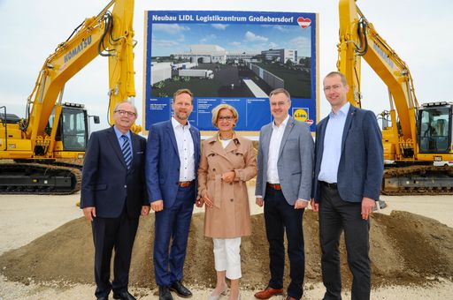 Vorschau Bild von Spatenstich für neues LIDL Logistikzentrum
Großebersdorf (v.l.n.r.): Herbert Gschwindl (Wirtschaftsbund
Niederösterreich), Christian Schug (Vorsitzender der
Geschäftsleitung bei Lidl Österreich), Johanna Mikl-Leitner
(Landeshauptfrau Niederösterreich), Matthias Raßbach
(Geschäftsleiter Zentralbereiche Lidl Österreich), Ronny Bauer
(Geschäftsführer Lidl Österreich)