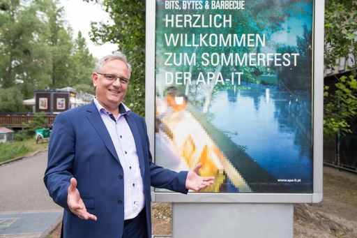  https://www.apa-fotoservice.at/galerie/12778
Alexander Falchetto, Geschäftsführer APA-IT, lud gestern,
Mittwochabend, zum Tech-Together beim traditionellen Sommerfest der
APA-IT