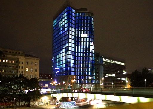 UNIQA Tower wird zum Fußballfeld