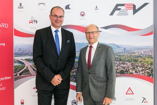 https://www.apa-fotoservice.at/galerie/13951 Im Bild v.l.n.r.:
Mag. Andreas Reichhardt (BMVIT Generalsekretär), Univ.-Prof.
Dr.-Ing. Martin Fellendorf (FSV-Vorstandsvorsitzender)