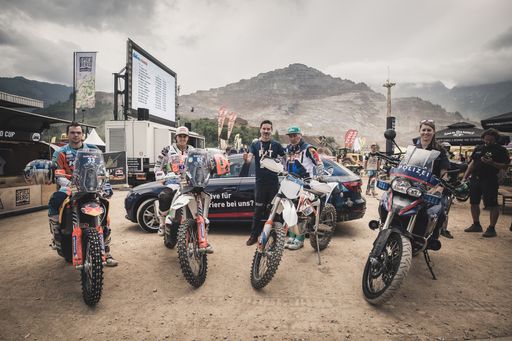 Vorschau Bild von von links: Rally Dakar Profis Matthias Walkner
(AUT) und Laia Sanz (ESP), Mag. Alexander Marakovits (Pressesprecher
BMI), Karl Katoch (Erzbergrodeo) während des Erzbergrodeo XX4