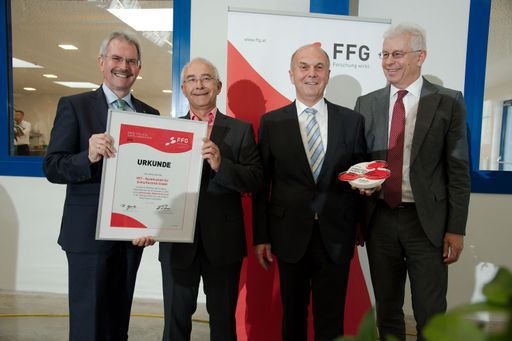 Das Vorzeige-Unternehmen GST – Gesellschaft für
Schleiftechnik GmbH wurde am 15. Juni 2018 von Landtagspräsident
Karl Wilfing und FFG-Geschäftsführer Klaus Pseiner im Rahmen der
Initiative „Arbeitsplätze durch Innovation“ als
niederösterreichische Landessieger in der Kategorie KMU
ausgezeichnet.