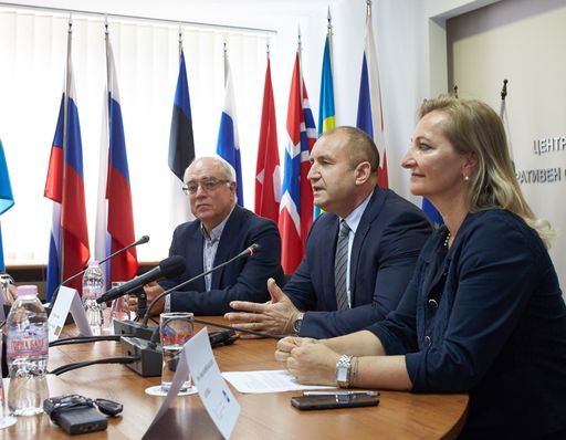 Von rechts nach links: Ulrike Rabmer- Koller
(UEAPME-Präsidentin und WKÖ-Vizepräsidentin), Rumen Radev (Präsident
Republik Bulgarien), Kancho Stoyev (Präsident Made in Bulgaria)