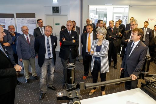 Knorr-Bremse Werksleiter DI Herwig Hinterreiter
präsentierte die in Mödling entwickelte und für den Weltmarkt
produzierte Magnetschienenbremse für Schienenfahrzeuge.