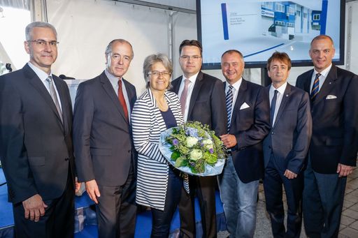 Vorschau Bild von Die Geschäftsführer der Knorr-Bremse GmbH und der
Dr. techn. Josef Zelisko GmbH freuten sich über die Anerkennung und
Glückwünsche bei der Eröffnung des Tages der offenen Tür (Im Bild
v.l.n.r.): DI Herwig Hinterreiter (Werksleiter Knorr-Bremse), KommR
Veit Schmid-Schmidsfelden (Obmann der metalltechnischen Industrie),
Landesrätin Dr. Petra Bohuslav, Dkfm. Jörg Branschädel (GF
Knorr-Bremse und Zelisko), Bürgermeister Hans Stefan Hintner, DI
Manfred Reisner (GF Knorr-Bremse und Zelisko), Bezirkshauptmann Dr.
Philipp Enzinger