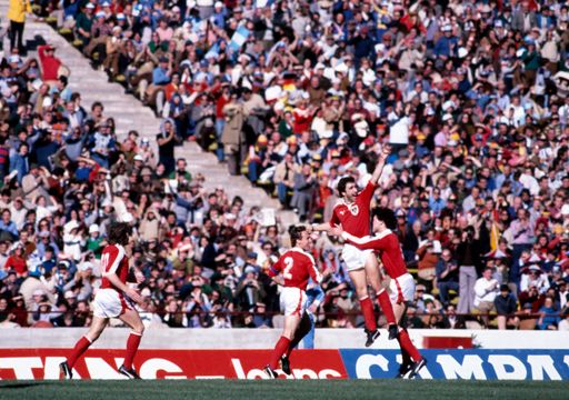  Hans Krankl schiesst zum 3:2 für Österreich ein.