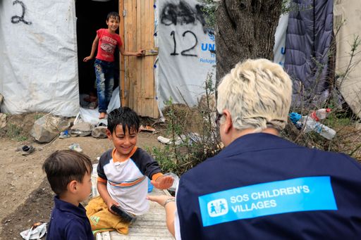 Appell zum Weltflüchtlingstag: Kinder auf der
Flucht brauchen besonderen Schutz und kindgeRECHTe Betreuung!
SOS-Kinderdorf Österreich unterstützt Hilfsprojekte vor Ort (im Bild
Projekt von SOS-Kinderdorf Griechenland auf Lesbos) und betreut in
Österreich aktuell knapp 300 unbegleitete minderjährige Flüchtlinge.