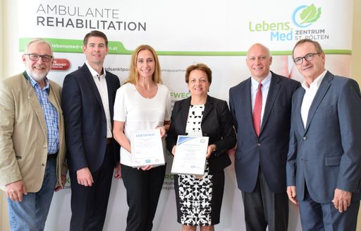 Prim. Assoc.-Prof. Dr. Harald Mayr (Ärztlicher
Leiter Ambulante Kardiologische Rehabilitation), Mag. Norbert
Braunstorfer, MA (Standortleiter Lebens.Med Zentrum St. Pölten),
Sonja Schuster (Zentral-Qualitätsmanagementbeauftragte), Karin
Weißenböck (Geschäftsführerin Lebens.Med Zentrum St. Pölten), Prim.
Univ.-Prof. Dr. Florian Gottsauner-Wolf (Ärztlicher Leiter Ambulante
Orthopädische Rehabilitation) und Prim. Johannes Püspök (Ärztlicher
Direktor Lebens.Med Zentrum. St. Pölten) (v.l.) präsentieren die
Zertifizierung nach QMS-Reha 3.0 und ISO 9001:2015.