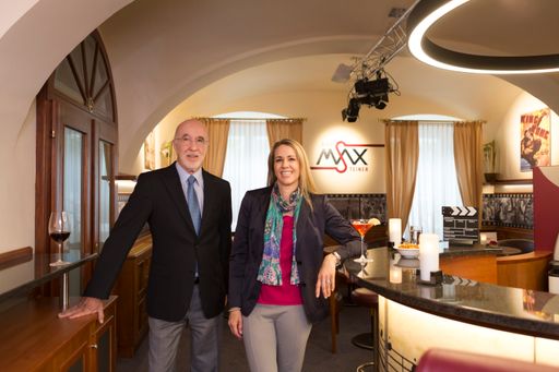 Vorschau Bild von Hoteleigentümer Mag. Reinhard Blumauer mit seiner
Tochter, Geschäftsführerin Ines Pietsch in der neuen Max Steiner Bar
im Austria Classic Hotel Wien