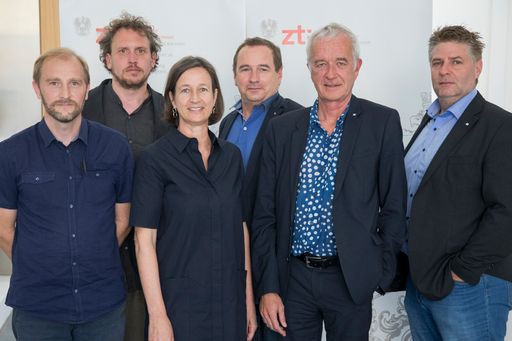  Präsidium der ZT Kammer - Im Bild v.l.n.r: DI
Schelischanksy, DI Brischnik, DI Frediani-Gasser, DI Wackenreuther,
DI Fuxjäger, DI Eichholzer