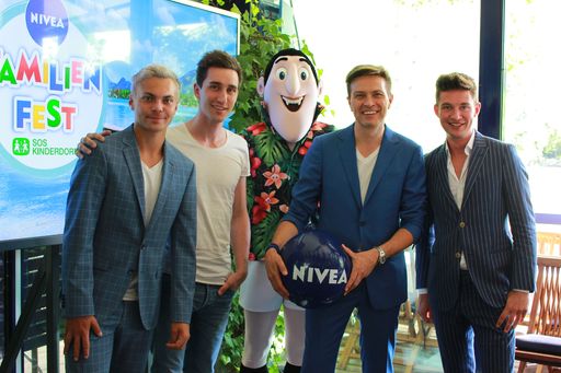  Tiertrainer Lukas Pratschker, Newcomer Luke
Andrews, Drak aus HOTEL TRANSSILVANIEN 3, Tourleiter Robert Steiner
und Magier Flo Mayer