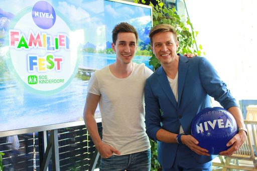 Vorschau Bild von Newcomer Luke Andrews mit Tourleiter Robert Steiner