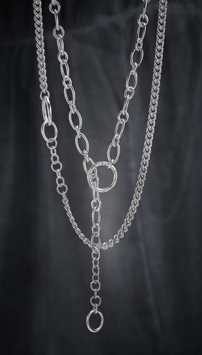 Selbstbewusst im Design, eignen sich die neuen THOMAS SABO Chains
der Herbst/Winter-Kollektion 2018 perfekt für ausdrucksstarke
Statements. Unkonventionell kombinierte Kettenglieder unterstreichen
die Persönlichkeit des Trägers. Bild ausschließlich zur
redaktionellen Nutzung. Weiterer Text über ots und
www.presseportal.de/nr/78321 / Die Verwendung dieses Bildes ist für
redaktionelle Zwecke honorarfrei. Veröffentlichung bitte unter
Quellenangabe: "obs/THOMAS SABO GmbH & Co.KG"