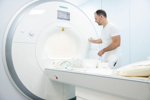 Hans-Peter Lehner, der leitende
Radiologietechnologe, bereitet das neue MRT-Gerät für den nächsten
Einsatz vor.