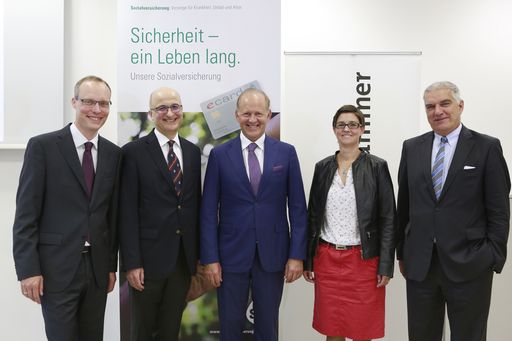 https://www.apa-fotoservice.at/galerie/14259
v.li.na.re Dr. Alexander Biach (Vors.d.Verbandsvorstands im
Hauptverband der österr.Sozialversicherungsträger); MR Dr.Thomas
Horejs (Präsident der österr.Zahnärztekammer); Univ.Prof.DDr.Andreas
Moritz (Leiter d.Univ.-Zahnklinik Wien); Prim.Katrin Pertold
(Leitende Zahnärztin der OÖ Gebietskrankenkasse und Leiterin d.
Kinderdentalzentrums Linz); HR Dr.Jörg Krainhöfner
(Kammeramtsdirektor der österr.Zanhärztekammer)