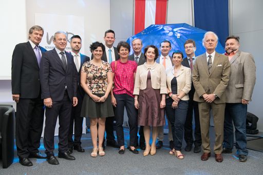  https://www.apa-fotoservice.at/galerie/14271 Die
Veranstaltungsserie „EUROPATAG der Jugend“ ist eine
SchülerInnenkonferenz und wird von der Wirtschaftskammer Österreich
in Kooperation mit dem Bundesministerium für Europa, Integration und
Äußeres, Europäische Kommission in Österreich, zahlreichen
Wirtschaftspartnern, sowie den EU Botschaften in Österreich
durchgeführt.
