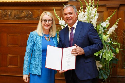 Bundesministerin Schramböck und der Präsident der
Wirtschaftskammer Wien Walter Ruck bei der Verleihung des Titels
Baurat honoris causa