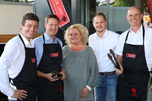 https://www.apa-fotoservice.at/galerie/12582 Im Bild (v.l.n.r.):
Alexis Johann (styria digital one), Josef Frank (A1 Telekom
Austria), Barbara Rauchwarter (APA – Austria Presse Agentur),
Matthias Fuchs (Geschäftsführer Weber Original Store Wien Süd),
Herbert Henninger (A1 Telekom Austria).