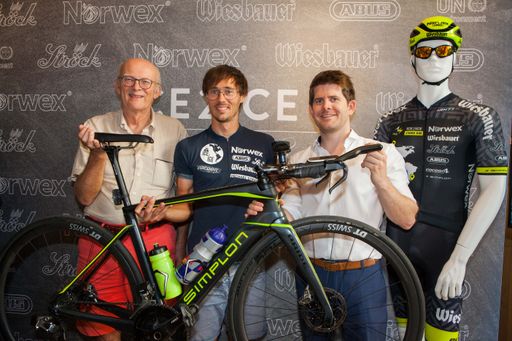  Michael Strasser mit Sponsorenvertretern: Björn
Nicolaisen (l.) (Norwex) und Philipp Ströck (Ströck).
