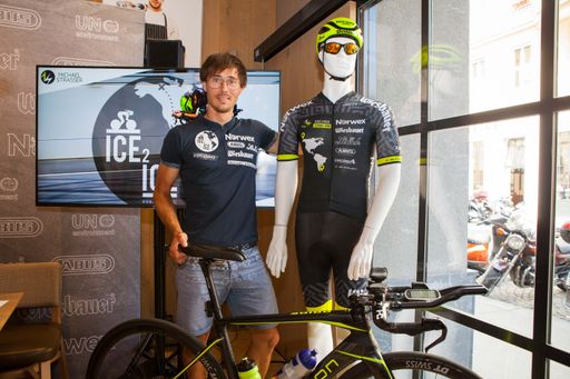 Vorschau Bild von Michael Strasser beim Pressefrühstück.