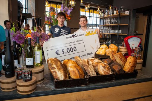 Vorschau Bild von Michael Strasser bedankt sich für die ersten €
5.000,- für den Verein „Racing4Charity“ von Philipp Ströck (r.).