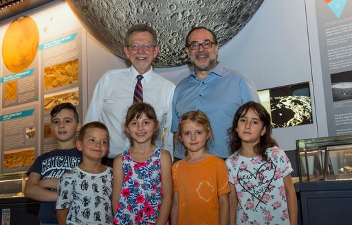 Dr. James L. Green (NASA), Univ.-Prof. Dr.
Christian Köberl (NHM Wien) und SchülerInnen