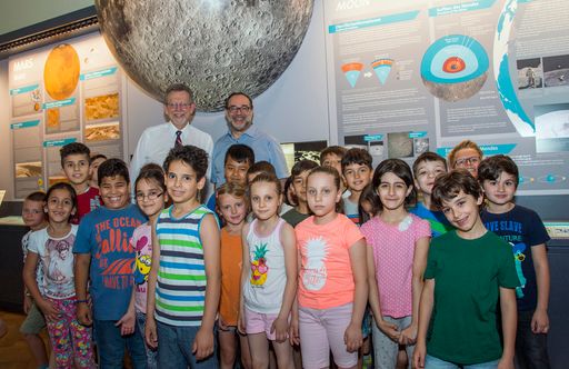 Vorschau Bild von Dr. James L. Green (NASA), Univ.-Prof. Dr.
Christian Köberl (NHM Wien) und SchülerInnen