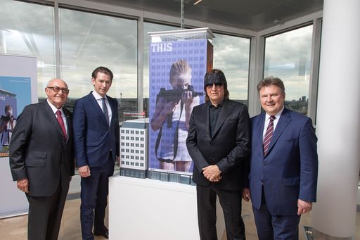 Vorschau Bild von Bundeskanzler Sebastian Kurz eröffnete Helnweins „I
saw this” am Wiener Ringturm