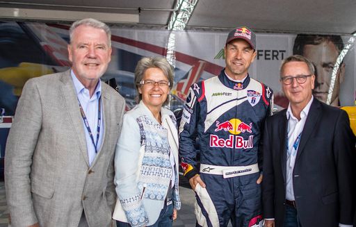  Besuch im Race-Airport (v.l.n.r.): Bürgermeister
Klaus Schneeberger, NÖ. Landesrätin Petra Bohuslav, Vize-Weltmeister
und Sieger des Budapest-Rennens Martin Sonka sowie Red Bull Air Race
General Manager Erich Wolf freuen sich auf das österreichische
Heimrennen in Wiener Neustadt.