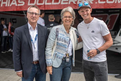 Vorschau Bild von Besuch im Race-Airport (v.l.n.r.): Erich Wolf,
General Manager Red Bull Air Race, NÖ. Landesrätin Petra Bohuslav
sowie Weltmeister und Hubschrauber-Pilot Thomas Morgenstern freuen
sich auf das österreichische Heimrennen in Wiener Neustadt.
