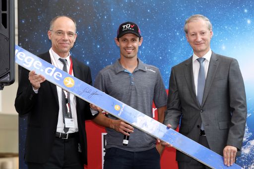 TÜV AUSTRIA CFO Christoph Wenninger (l) und TÜV
AUSTRIA CEO Stefan Haas hießen den dreifachen
Olympia-Bronze-Medaillengewinner Lukas Klapfer (m) (2014 Sotschi,
2018 Pyeongchang ) auf dem TÜV AUSTRIA Campus willkommen. Lukas
Klapfer überreichte seinen Sprungski dem Vorstand der
Unternehmensgruppe.