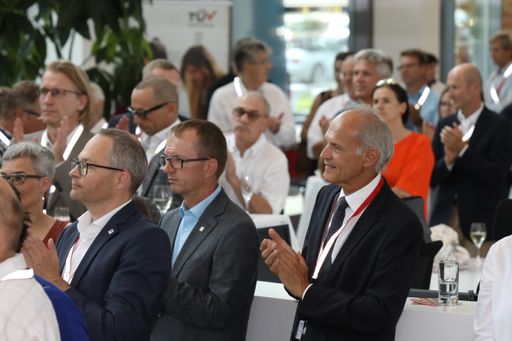Vorschau Bild von Der längste Tag des Jahres lockte knapp 300 Kunden,
Partner und Freunde zum Sommerfest auf den TÜV AUSTRIA Campus.