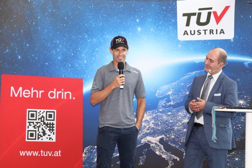 Vorschau Bild von Lukas Klapfer, Nordischer Kombinierer und
dreifacher Olympia-Bronze Medaillengewinner (2014 Sotschi, 2018
Pyeongchang), erzählt vor mehr als 300 Gästen des TÜV AUSTRIA
Sommerfest 2018 über seine Anfänge beim ÖSW Eisenerz und seine
Vorbereitungen für die kommende Saison und die Weltmeisterschaft in
Seefeld.