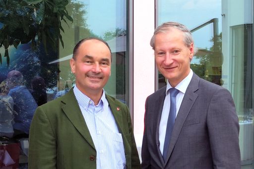 Vorschau Bild von Andreas Linhart (l), Bürgermeister der
Marktgemeinde Brunn am Gebirge und Stefan Haas,
Vorstandsvorsitzender (CEO) der TÜV AUSTRIA Group feiern das
Sommerfest der Unternehmensgruppe auf dem TÜV AUSTRIA-Platz 1.