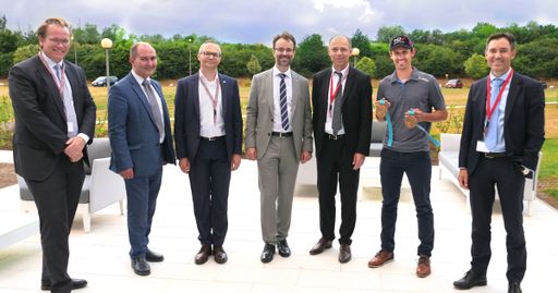 Vorschau Bild von Mehr drin beim TÜV AUSTRIA Sommerfest der TÜV
AUSTRIA Group: Franz Szyszkowitz, Partner BLS Rechtsanwälte, Andreas
Wanda, Corporate Marketing TÜV AUSTRIA Group, OMV
Raffinerie-Direktor Wolfram Krenn und Thomas Gangl, OMV Senior Vice
President Refining & Petrochemicals, Christoph Wenninger, CFO TÜV
AUSTRIA Group, Lukas Klapfer, 3-facher Olympia
Bronze-Medaillengewinner (2014 Sotschi, 2018 Pyeongchang 2018),
Thomas Boller, Partner BLS Rechtsanwälte.