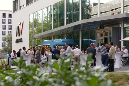 Vorschau Bild von Mehr drin: Der TÜV AUSTRIA Campus präsentierte sich
als exklusive Event-Location - mit coolen Drinks, Spanferkel,
BBQ-Burger, Fotobox und feiner Loungemusik Zudem wurden die Gäste zu
einer kulinarischen Weltreise in Länder der TÜV AUSTRIA-Standorte
eingeladen. www.tuv.at/mehrdrin