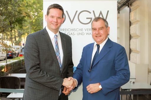https://www.apa-fotoservice.at/galerie/14425 Wien - im Bild von
links nach rechts: Lukas Mandl, Abgeordneter zum EU-Parlament, Franz
Dinhobl, Vize-Präsident der ÖVGW und Sprecher des Wasserfachs
