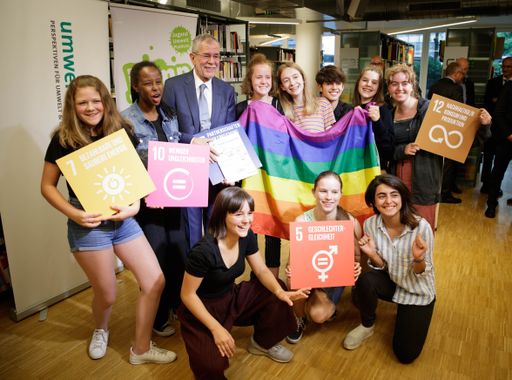 Vorschau Bild von Schülerinnen und Bundespräsident lassen die Themen
Nachhaltigkeit und Vielfalt hochleben