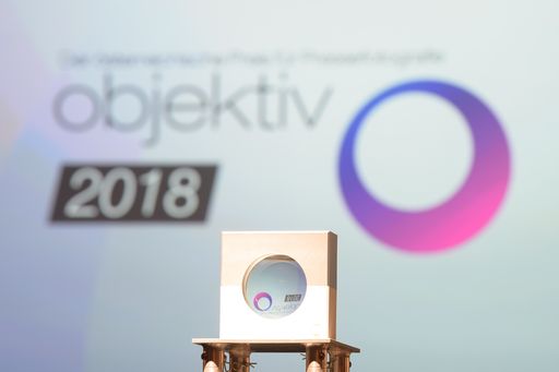 Vorschau Bild von Gestern Abend wurde in Wien der Objektiv 2018 in
den sechs Kategorien Chronik, Fotoserien, Innen- und Außenpolitik,
Kunst und Kultur, Sport sowie Wirtschaft verliehen. Robert Jäger,
Sieger der Kategorie Innen- und Außenpolitik, wurde zum Gesamtsieger
2018 gekürt.