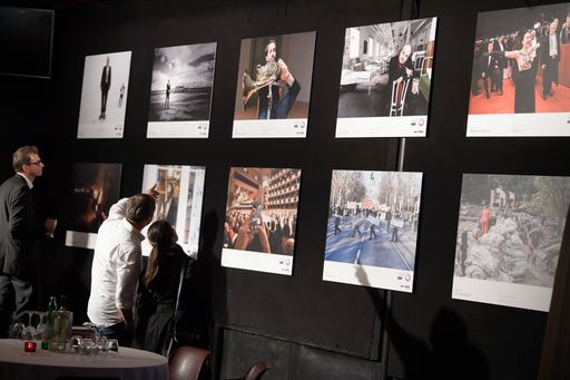 Vorschau Bild von Objektiv 2018: Gäste beim Betrachten der Sieger-
und Nominiertenbilder