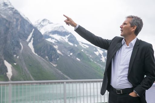 Finanzminister Hartwig Löger und
Vorstandsvorsitzender Wolfgang Anzengruber der Verbund AG in Kaprun.
Bildunterschrift: BMF/B.Loebell