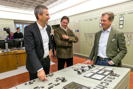 Vorschau Bild von Finanzminister Hartwig Löger und
Vorstandsvorsitzender Wolfgang Anzengruber der Verbund AG in Kaprun.
Bildunterschrift: BMF/B.Loebell