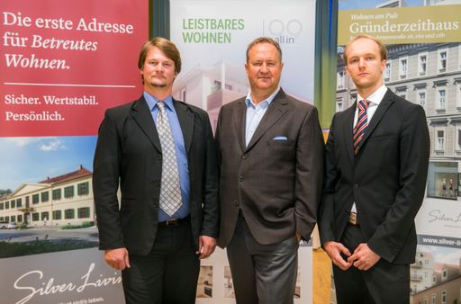  https://www.apa-fotoservice.at/galerie/14421 Innsbruck - (L-R)
Mag. Armin T.H. Heinz / Invest Solution Heinz & Partner, KR Mag.
Wolfgang P. Stabauer MBA / ÖKO-Wohnbau SAW GmbH und Leonhard C.J.
Heinz / Repräsentant Tirol - Öko Wohnbau, Invest Solution Heinz &
Partner auf der Pressekonferenz im Reschenhof in Mils in Tirol. Auf
den Vertrieb innovativer Nischenprodukte bei Immobilien hat sich die
Linzer ÖKO-Wohnbau SAW GmbH spezialisiert. Nun startet das
Unternehmen in Tirol zusammen mit den Repräsentanten von Invest
Solution Heinz & Partner eine Vertriebsoffensive. (FOTO: ÖKO Wohnbau
SAW GmbH/APA-Fotoservice/Hetfleisch)