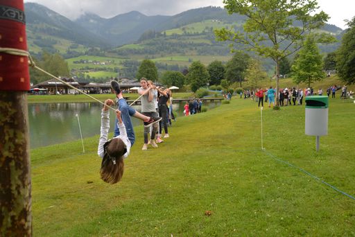 Vorschau Bild von Nach spannendem Unterricht mit den Nationalpark Rangern unter dem
Schuljahr wurde nun gemeinsam gefeiert. Natürlich mit viel Action
und Spaß.