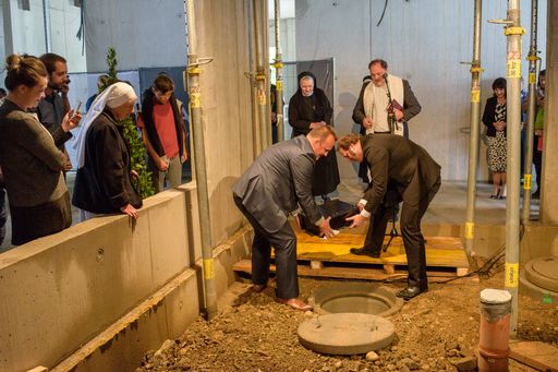 http://www.apa-fotoservice.at/galerie/14381 DI Dr.
Andreas Kaiser (Pfarrer), Grundsteinlegung und Segnung für das
Pflegewohnhaus der Franziskanerinnen.