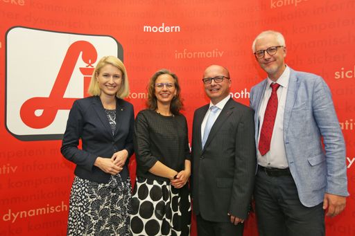 https://www.apa-fotoservice.at/galerie/13681 Linz Im Bild
v.l.n.r.: Gesundheitslandesrätin Mag. Christine Haberlander,
Vizepräsidentin Mag. pharm. Monika Aichberger (OÖ Apothekerkammer),
Präsident Mag. pharm. Thomas W. Veitschegger (OÖ Apothekerkammer),
Priv.Doz. Dr. Thomas Weber (Klinikum Wels-Grieskirchen, Präsident
Österreichische Gesellschaft für Hypertensiologie)