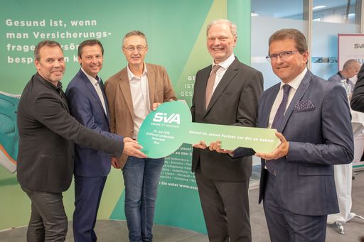 Bei der Eröffnung (vlnr): DI Guido Strohecker (Architektenbüro
Strohecker/Wendl), Johannes Wagner (Prokurist bei Granit), DI Robert
Wendl (Architektenbüro Strohecker/Wendl), KommR Johann Lampl (SVA
Vorsitzender im steirischen Landesstellenausschuss) und Dr. Wolfgang
Seidl (SVA Landesstellenleiter Steiermark)
